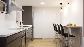 Full-sized fridge, microwave, oven, dishwasher