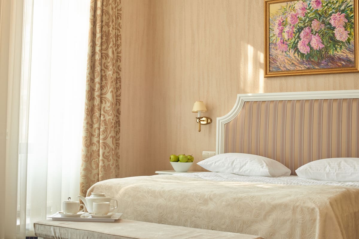 Premium bedding, minibar, in-room safe, desk