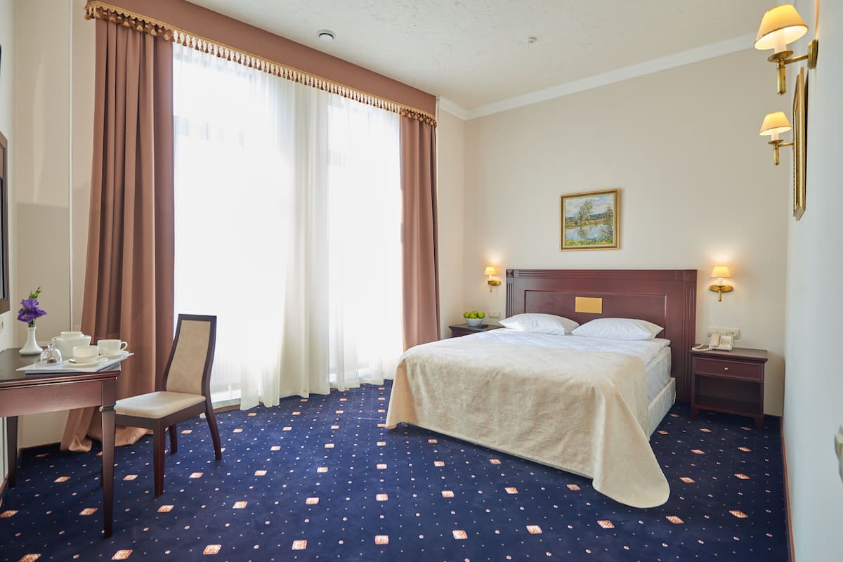 Deluxe Double Room | Premium bedding, minibar, in-room safe, desk