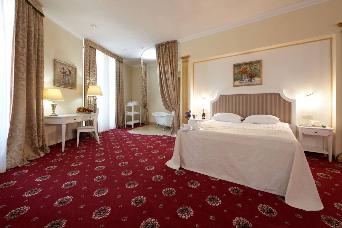 Honeymoon Suite | Living room | LED TV