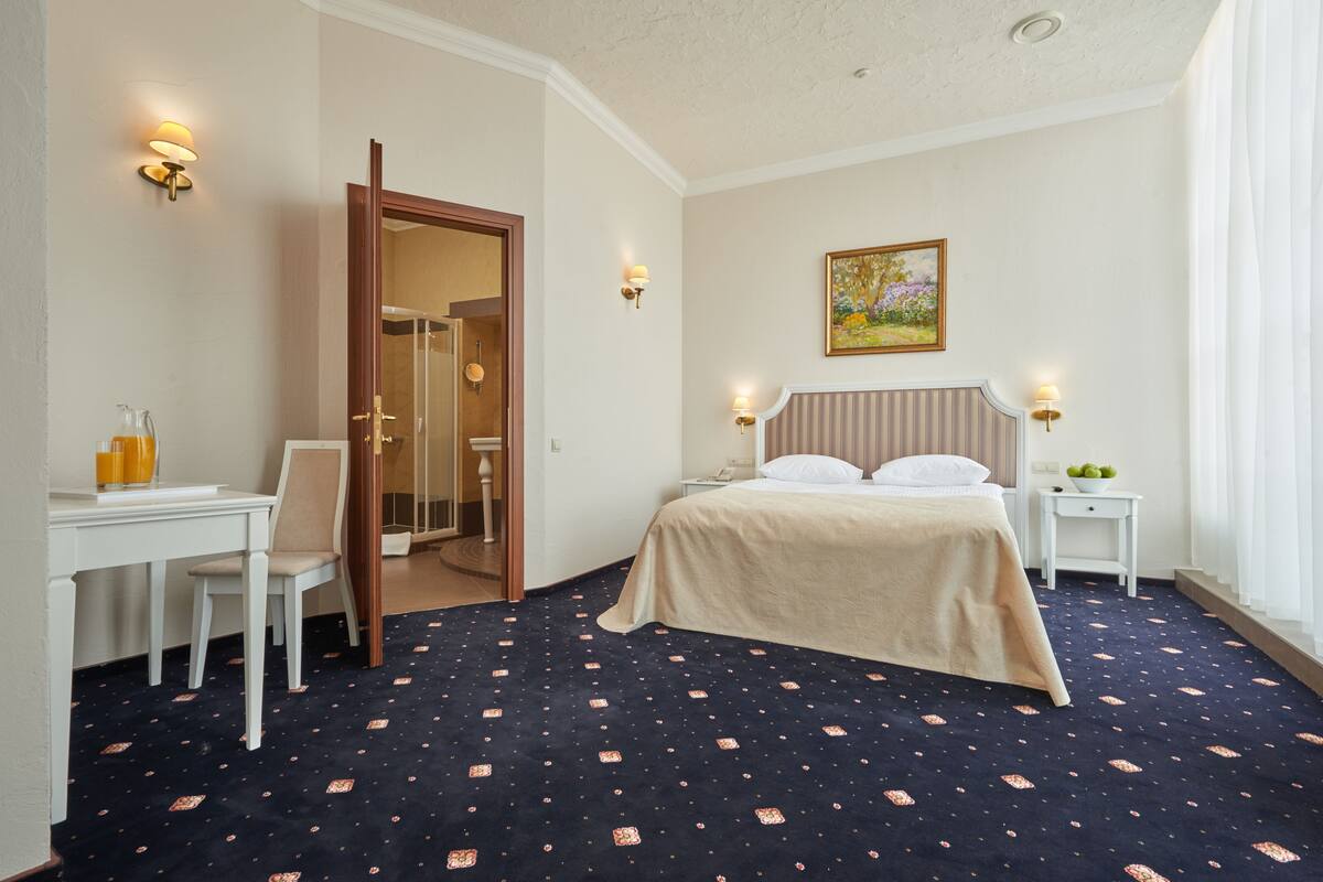 Suite | Premium bedding, minibar, in-room safe, desk