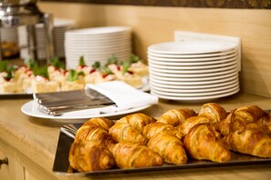 Breakfast area - City Holiday Resort & SPA (Petropavlivs'ka Borshchahivka)