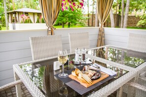 حيث تُقدم وجبات الإفطار، الغداء، العشاء، أطباق شرق أوروبا