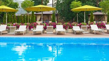 3 innendørsbassenger, 2 utendørsbassenger og bassengparasoller