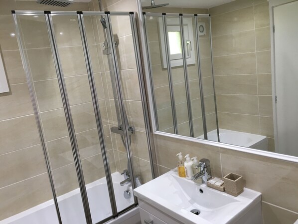 Combined shower/tub, free toiletries, hair dryer, towels