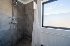 Habitación triple | Baño | Ducha y cabezal de ducha tipo lluvia