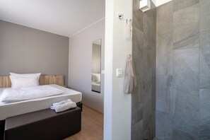 Habitación individual | Escritorio, espacio para trabajar con un portátil, cortinas opacas