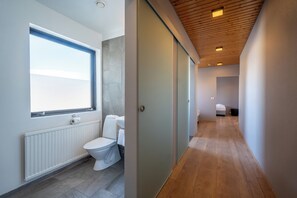 Driepersoonskamer | Een bureau, een laptopwerkplek, verduisterende gordijnen