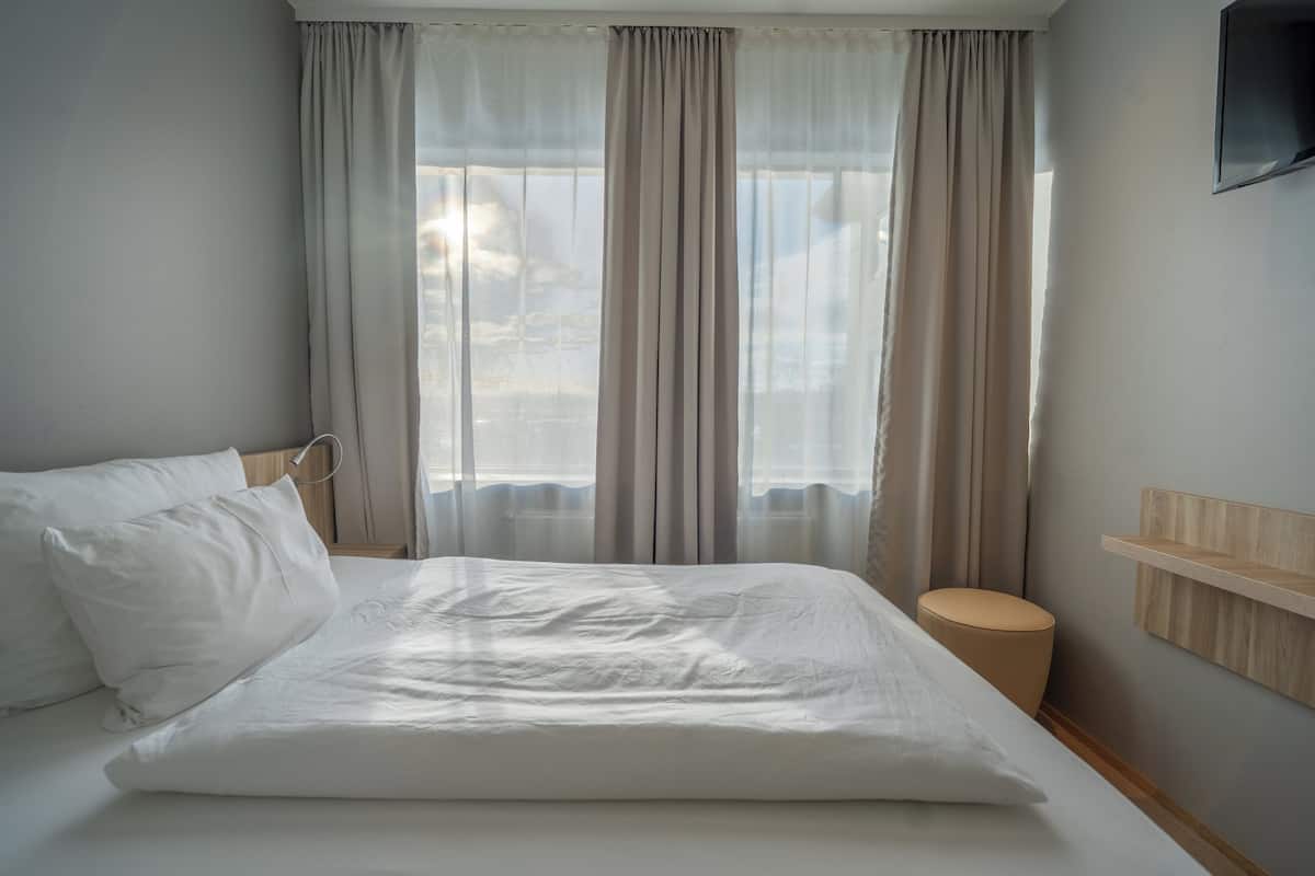 Standard Double Room | 1 bedroom, desk, laptop workspace, blackout drapes