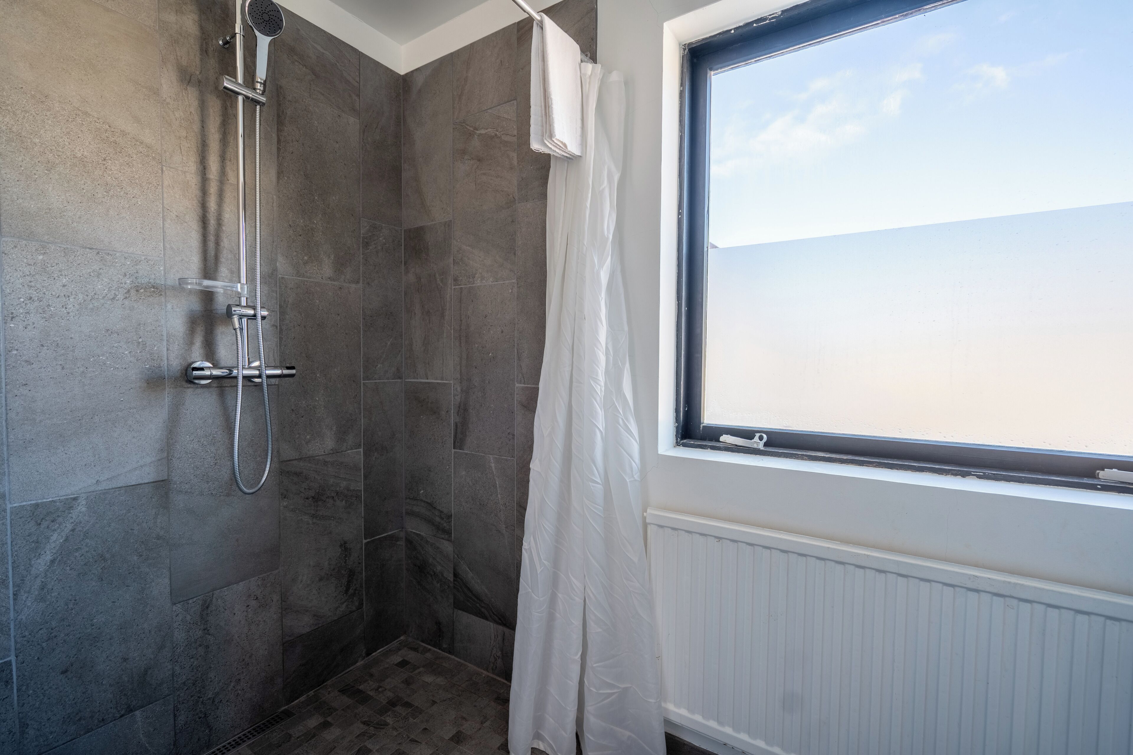 triple room | bathroom | shower, rainfall showerhead, free toiletries, hair dryer