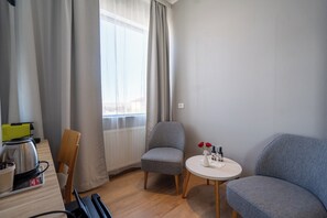 書桌、筆電工作空間、遮光布/窗簾、隔音