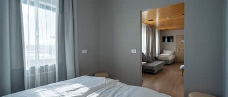 Family Room | 1 bedroom, desk, laptop workspace, blackout curtains