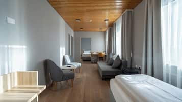 Habitación familiar | Escritorio, espacio para trabajar con laptop y cortinas blackout