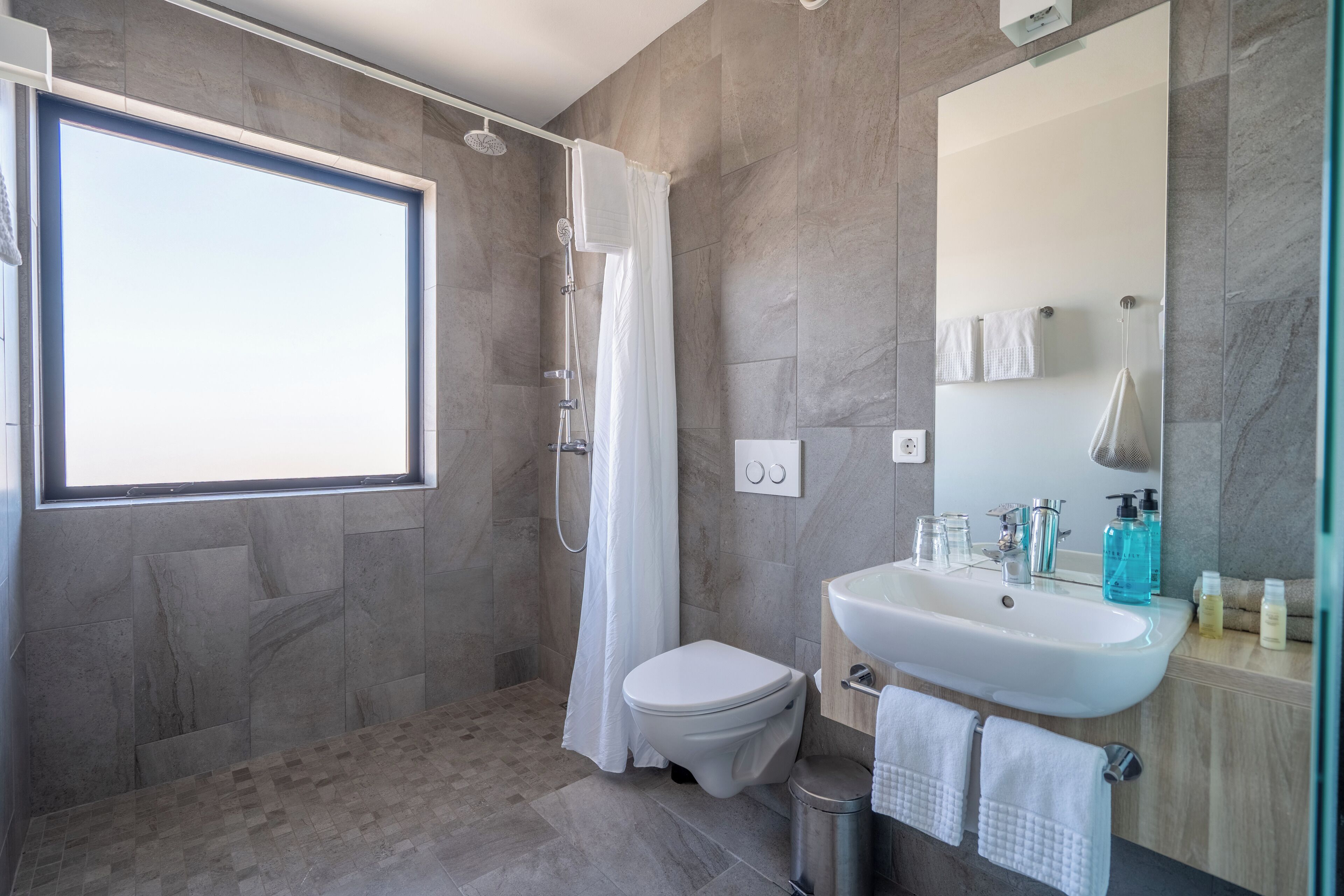 Shower, rainfall showerhead, free toiletries, hair dryer
