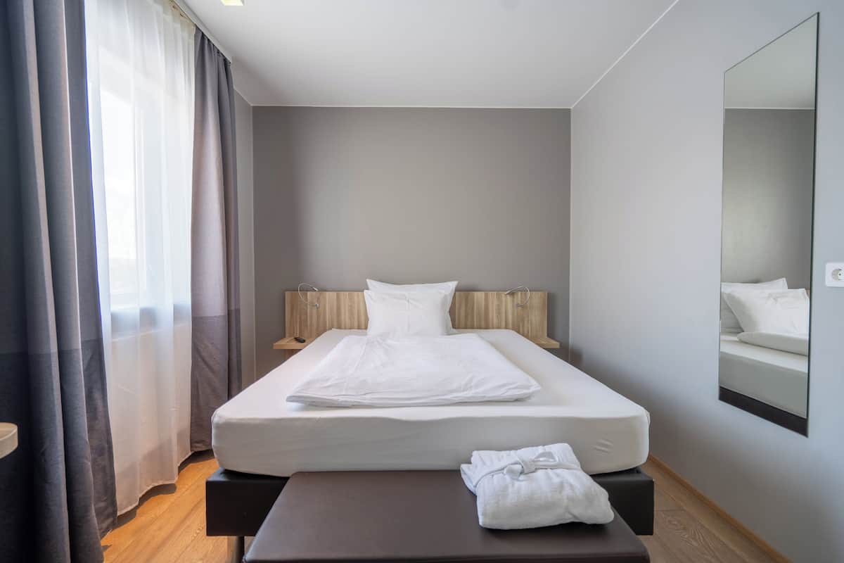 Single Room | 1 bedroom, desk, laptop workspace, blackout drapes