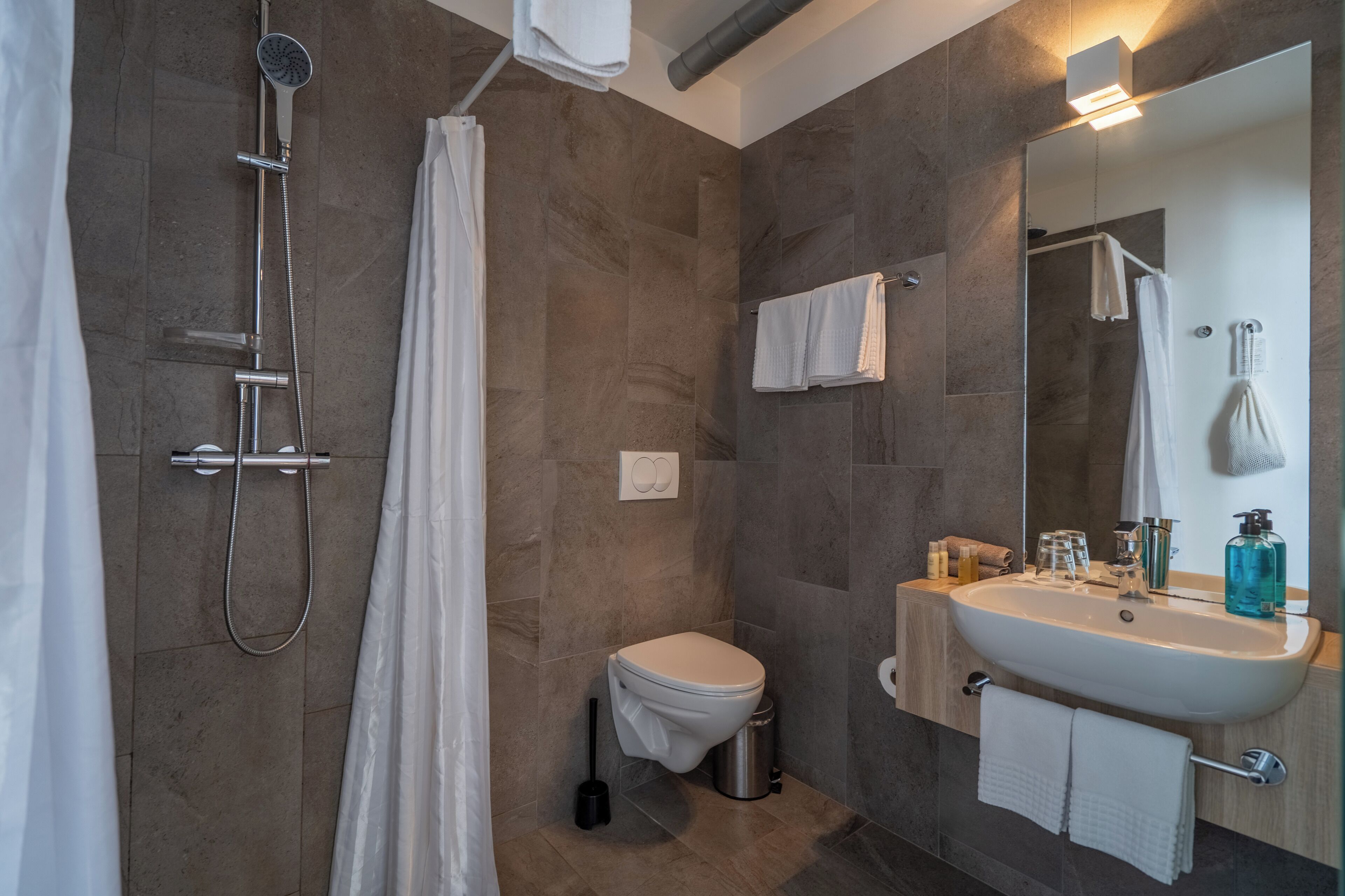 standard double room | bathroom | shower, rainfall showerhead, free toiletries, hair dryer