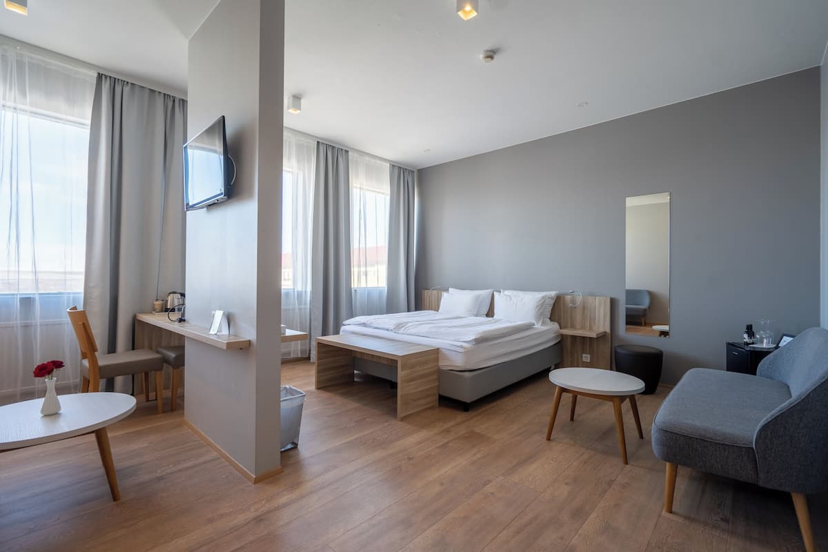 Junior Suite | 1 bedroom, desk, laptop workspace, blackout drapes