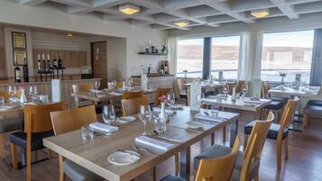 Petit déjeuner et déjeuner servis sur place, spécialités Cuisine locale