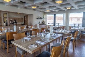 供應早餐、午餐和晚餐，當地料理