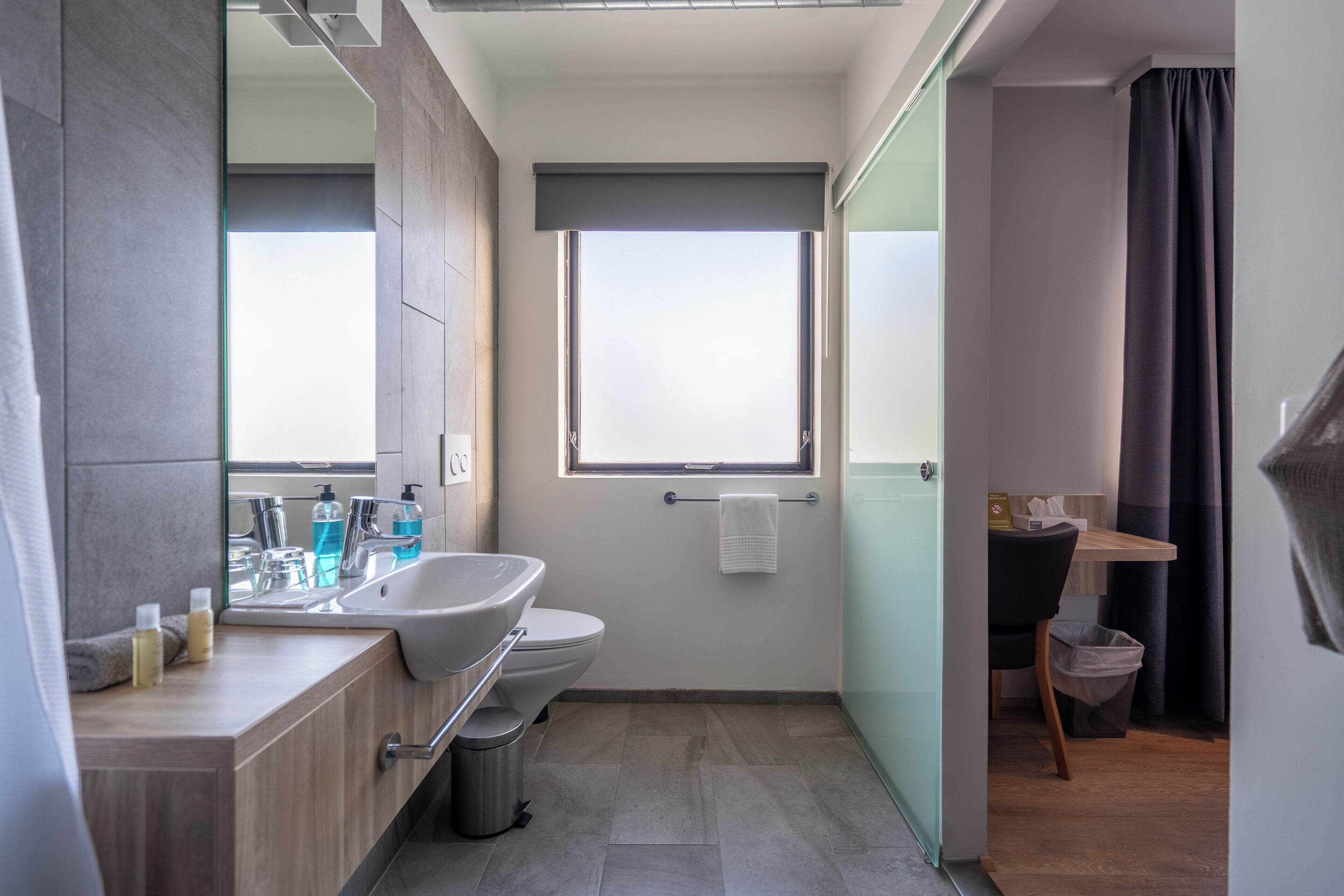 single room | bathroom | shower, rainfall showerhead, free toiletries, hair dryer