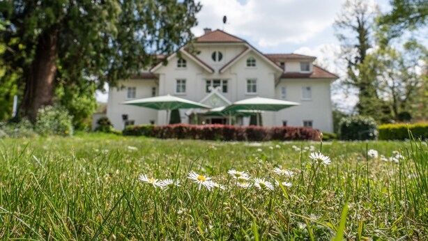 A large, white building with a symmetrical facade and a central entrance. - Parkhotel Neustadt (Neustadt)