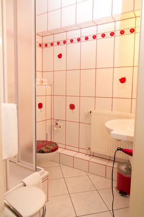 Shower, free toiletries, hair dryer, towels - Parkhotel Neustadt (Neustadt)