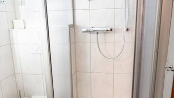 Dusche, kostenlose Toilettenartikel, Haartrockner, Handtücher