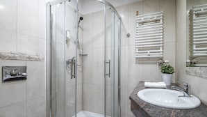Shower, free toiletries, hair dryer, towels - Aparthotel Old Town (Kraków)