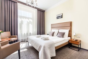 Frigobar, cofres nos quartos, ferros/tábuas de passar roupa
