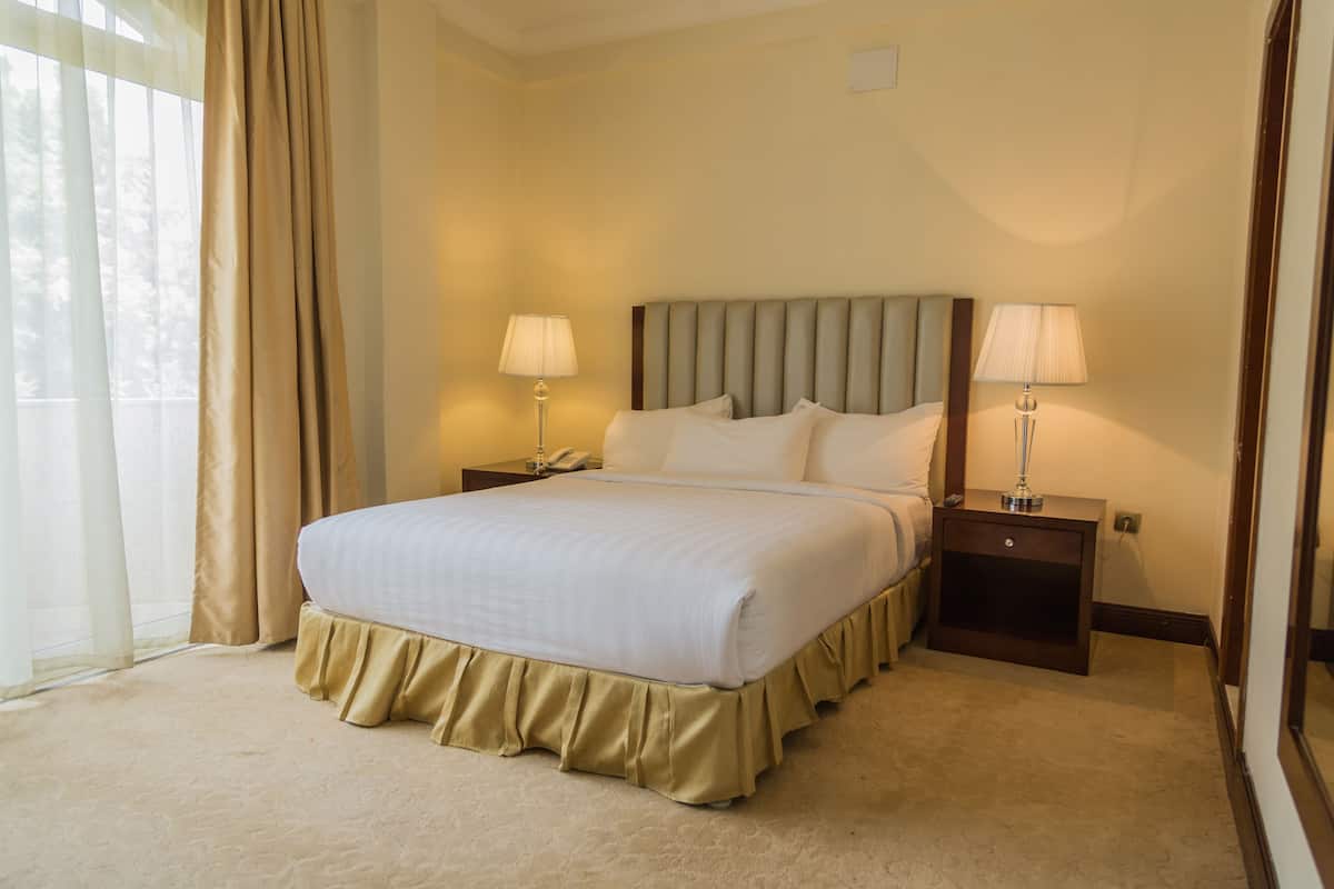 In-room safe, blackout drapes, soundproofing