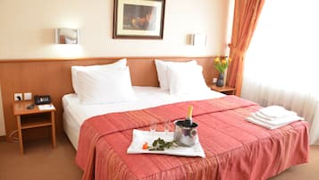 Quarto duplo empresarial, sacada | Escrivaninha, cortinas blackout, quartos à prova de som