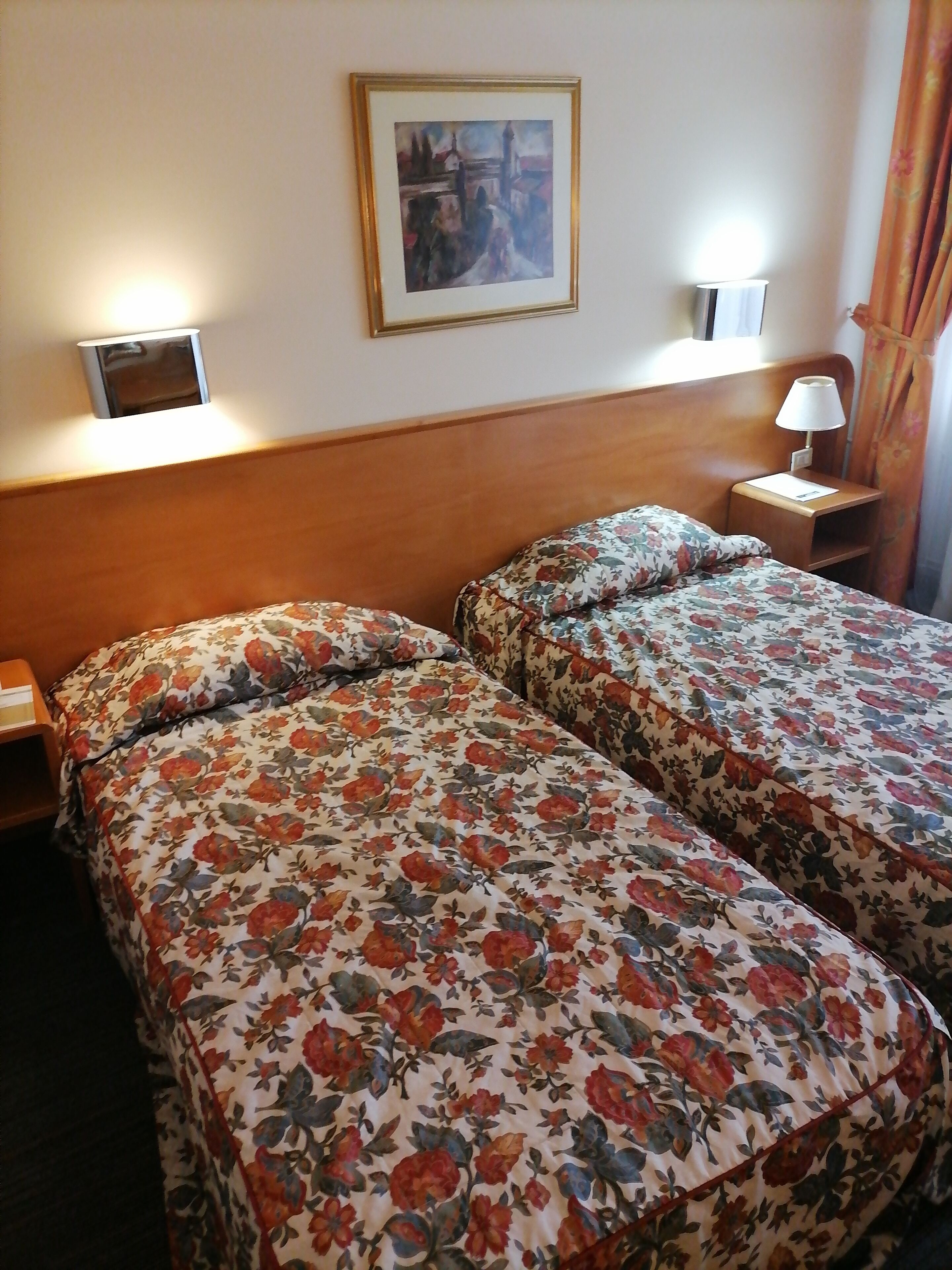 Quarto duplo empresarial, sacada | Escrivaninha, cortinas blackout, quartos à prova de som