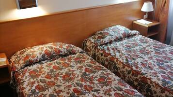 Quarto duplo empresarial, sacada | Escrivaninha, cortinas blackout, quartos à prova de som