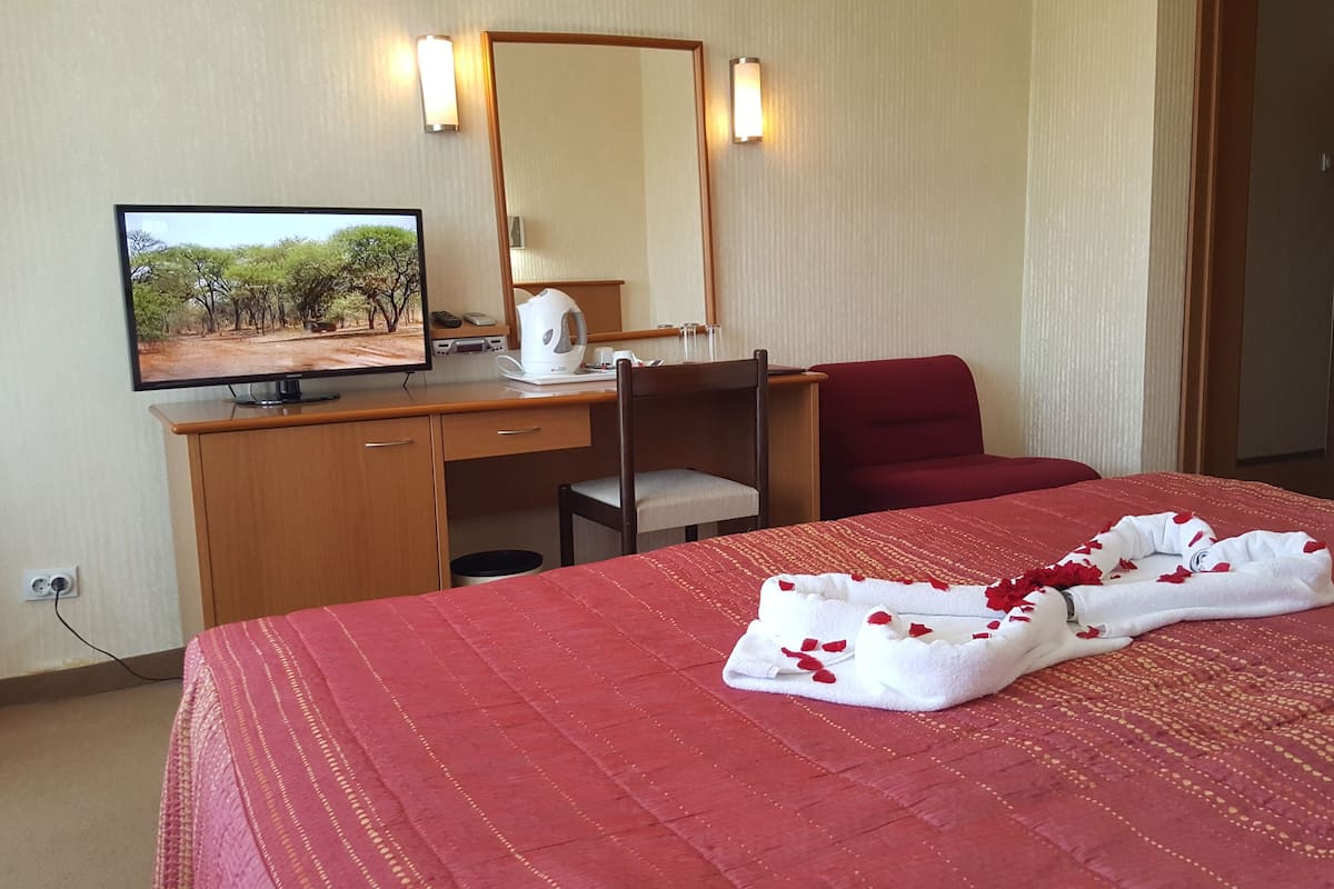 Business Twin Room, Balcony | Desk, blackout curtains, soundproofing, iron/ironing board