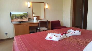 Business Twin Room, Balcony | Desk, blackout curtains, soundproofing, iron/ironing board