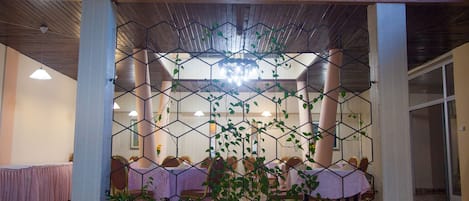 Petit déjeuner buffet (10 EUR par personne)