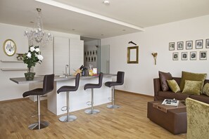 Kühlschrank, Mikrowelle, Herdplatte, Espressomaschine