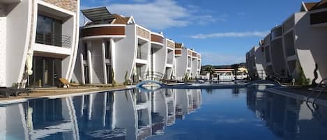 Alberca techada y alberca al aire libre