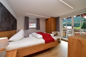 In-room safe, desk, rollaway beds, free WiFi