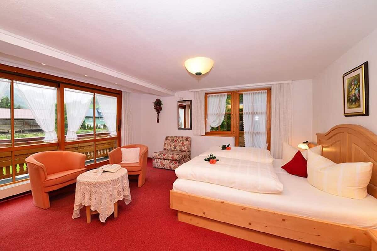 Habitación doble, balcón, vista a la montaña | Caja de seguridad en la habitación, escritorio y camas extra