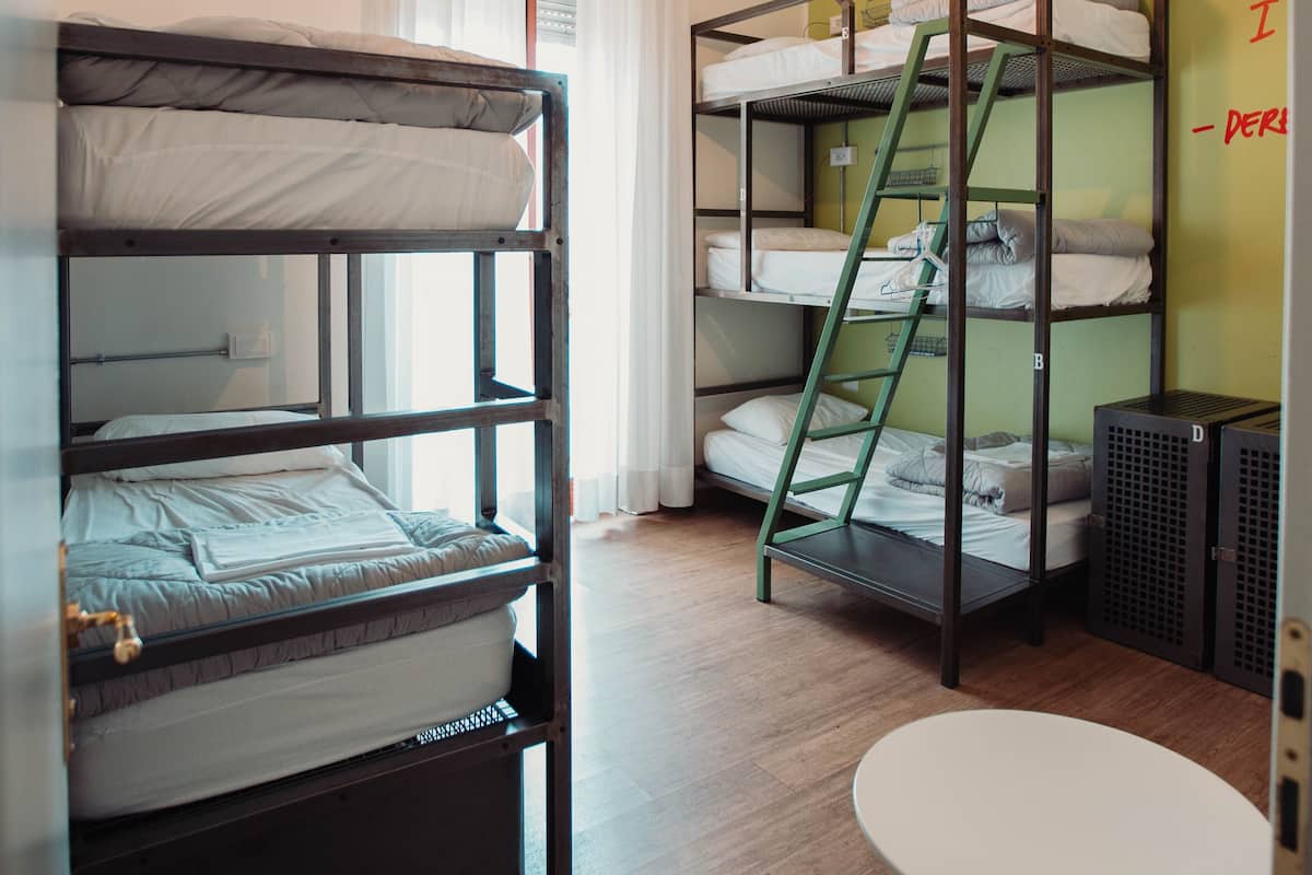 Peralatan tempat tidur premium, meja, seterika/papan seterika