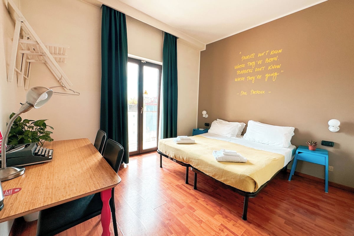 Dobbeltrom | Dundyner, skrivebord, skrivebord for bærbar PC og strykejern/-brett