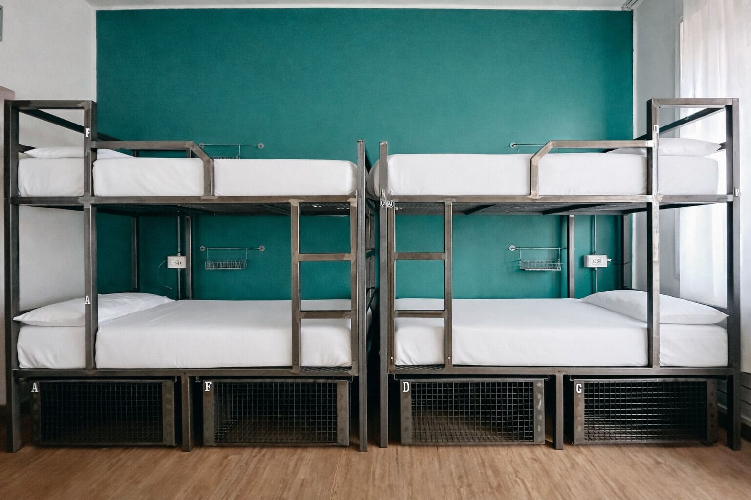 Dundyner, skrivebord, skrivebord for bærbar PC og strykejern/-brett