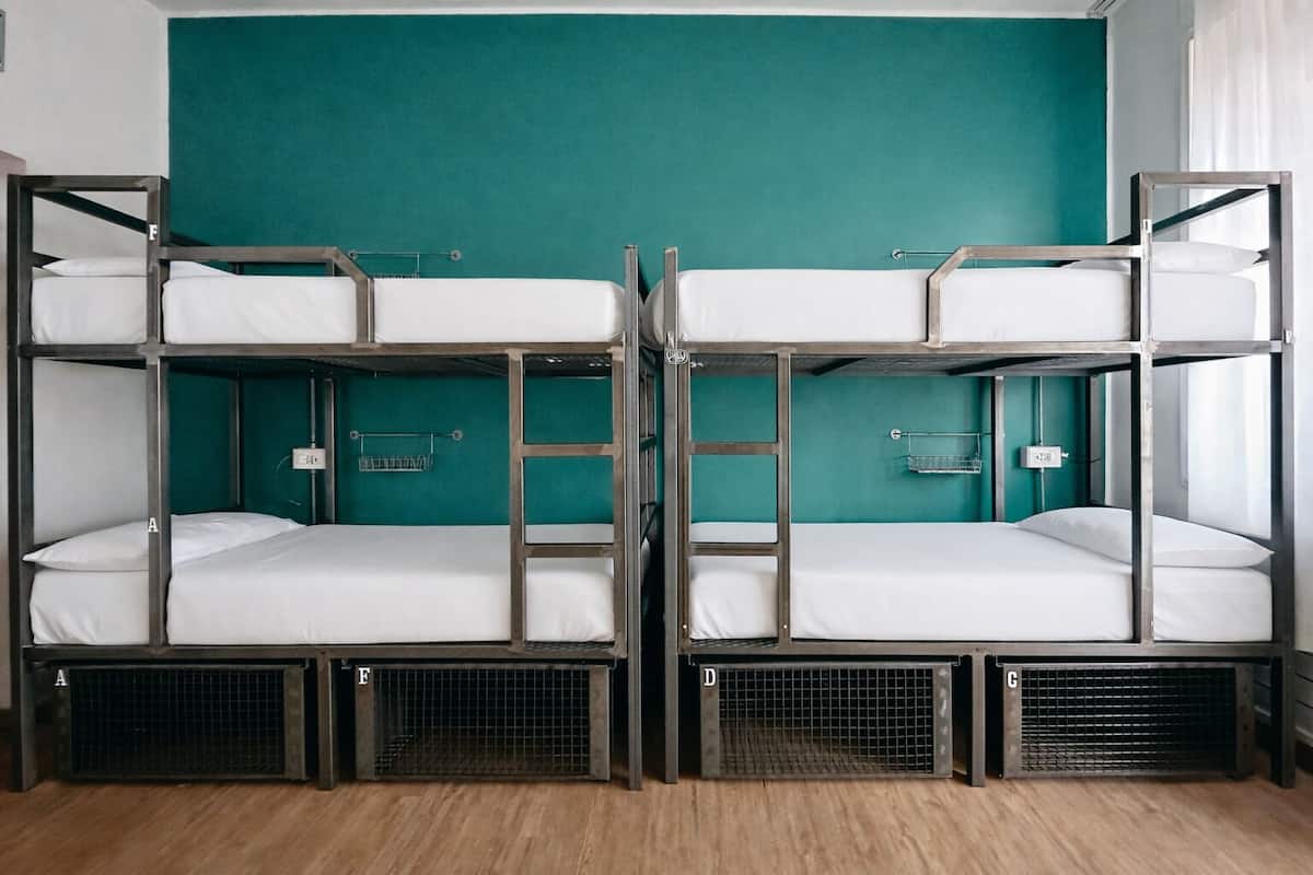 Dundyner, skrivebord, skrivebord for bærbar PC og strykejern/-brett