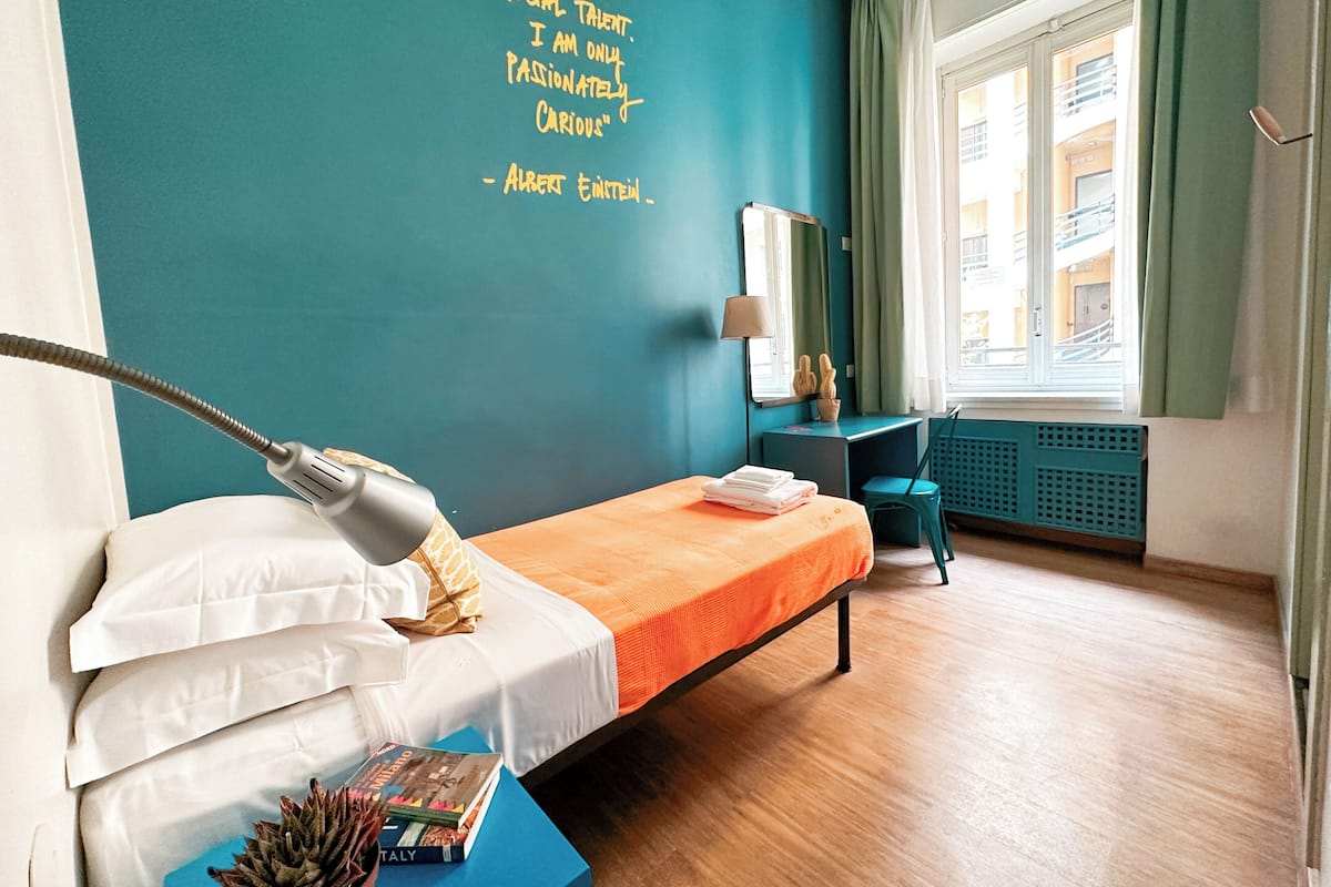 Enkeltrom | Dundyner, skrivebord, skrivebord for bærbar PC og strykejern/-brett