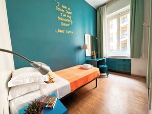Habitació individual | Cobrellits, escriptori i espai de treball apte per a portàtils 