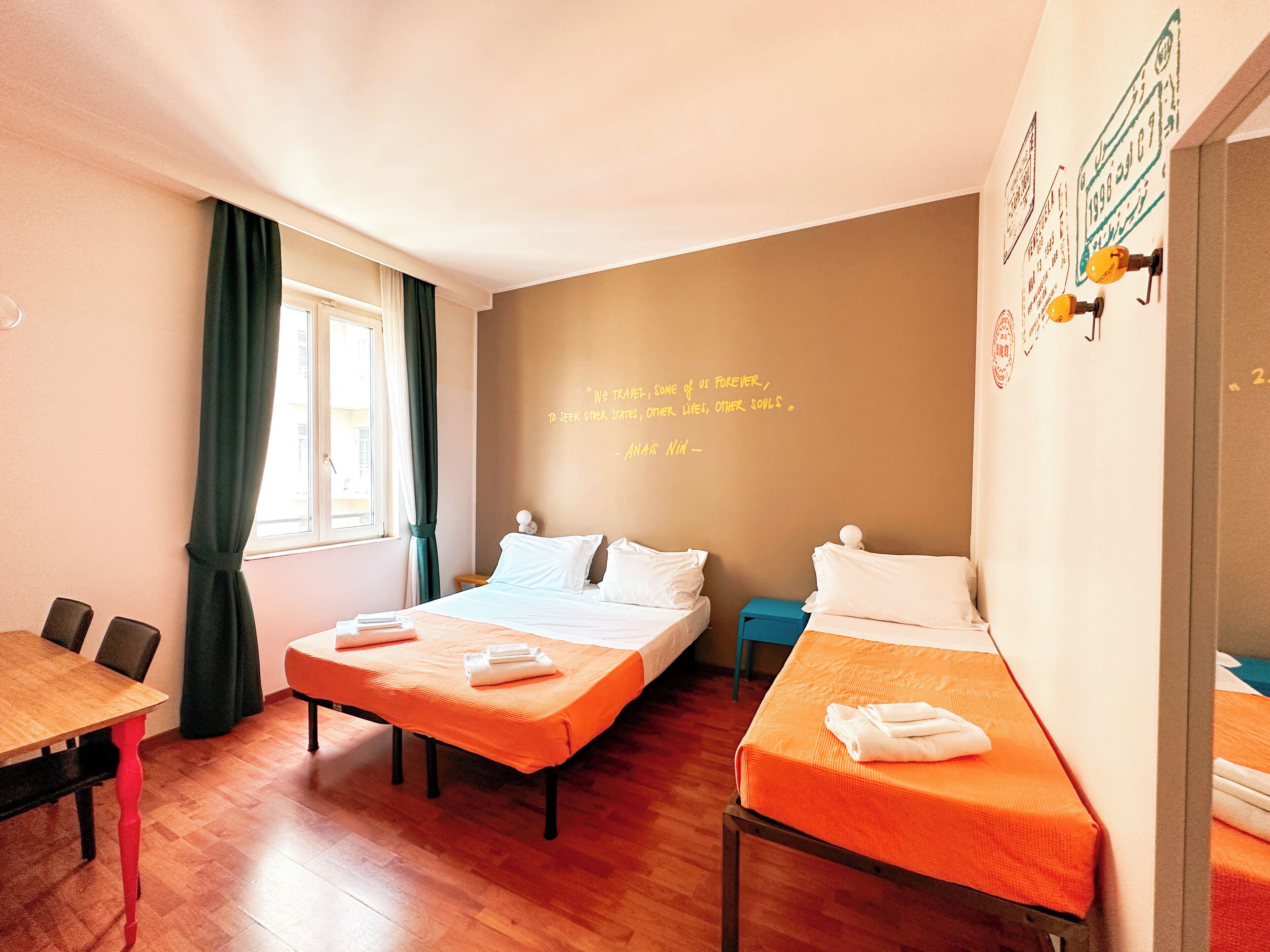 Tremannsrom (private) | Dundyner, skrivebord, skrivebord for bærbar PC og strykejern/-brett