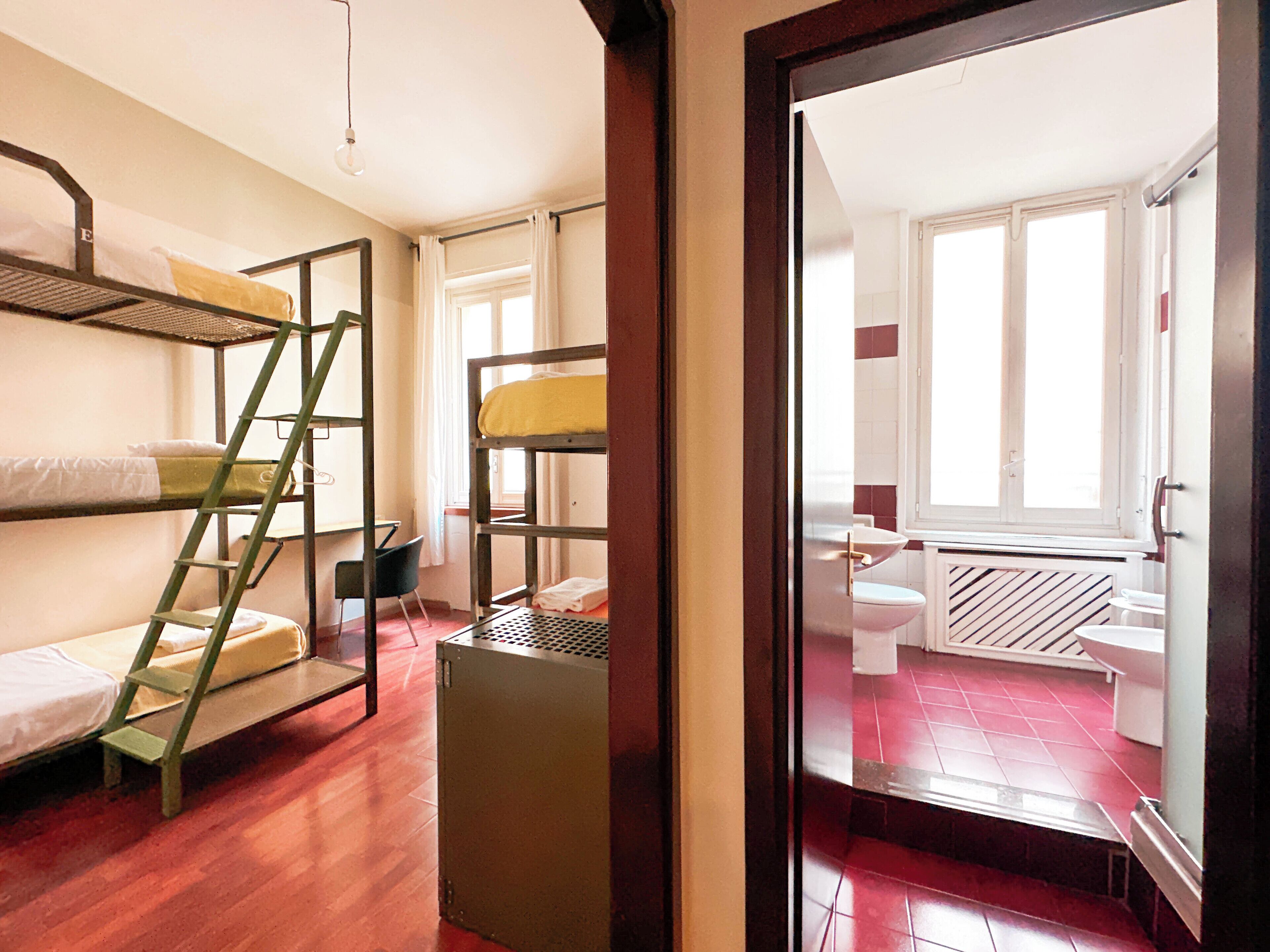 Dundyner, skrivebord, skrivebord for bærbar PC og strykejern/-brett