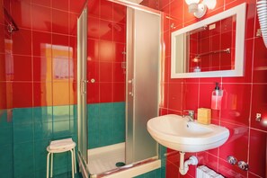 Ducha, secador de pelo, bidet, toallas