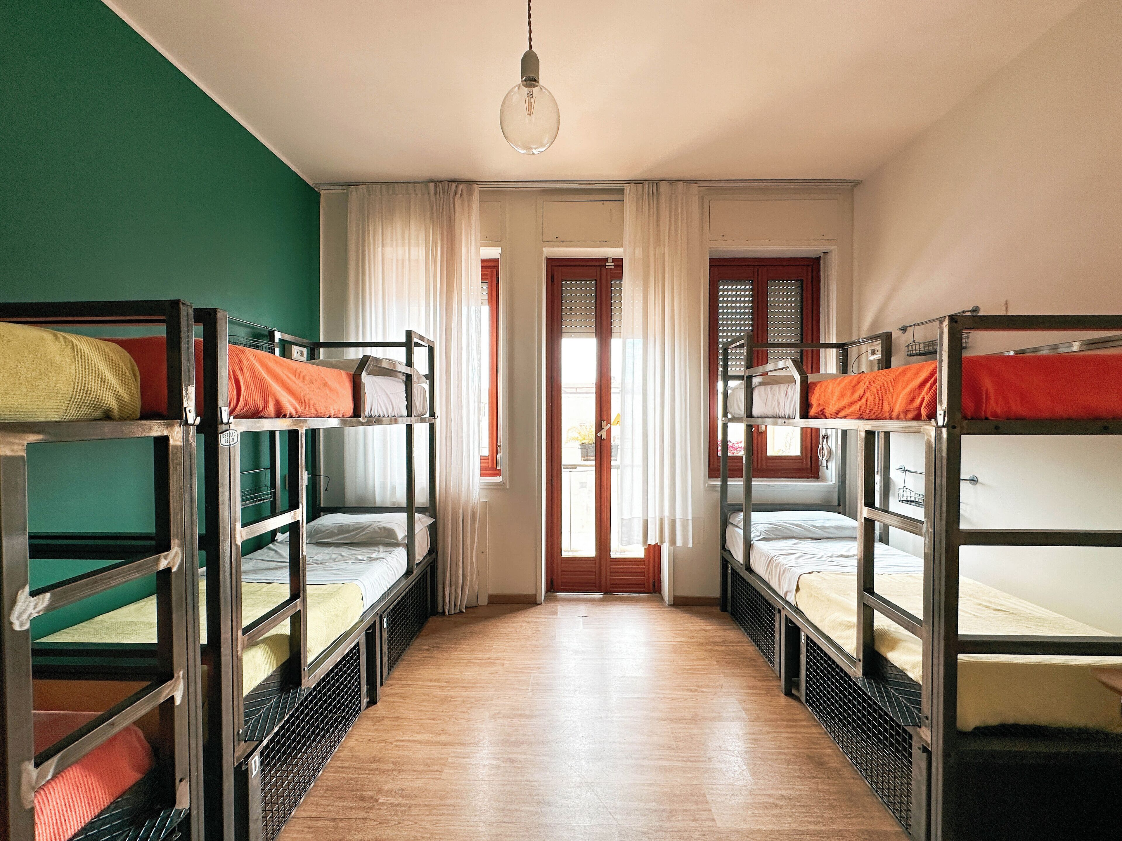 Dundyner, skrivebord, skrivebord for bærbar PC og strykejern/-brett